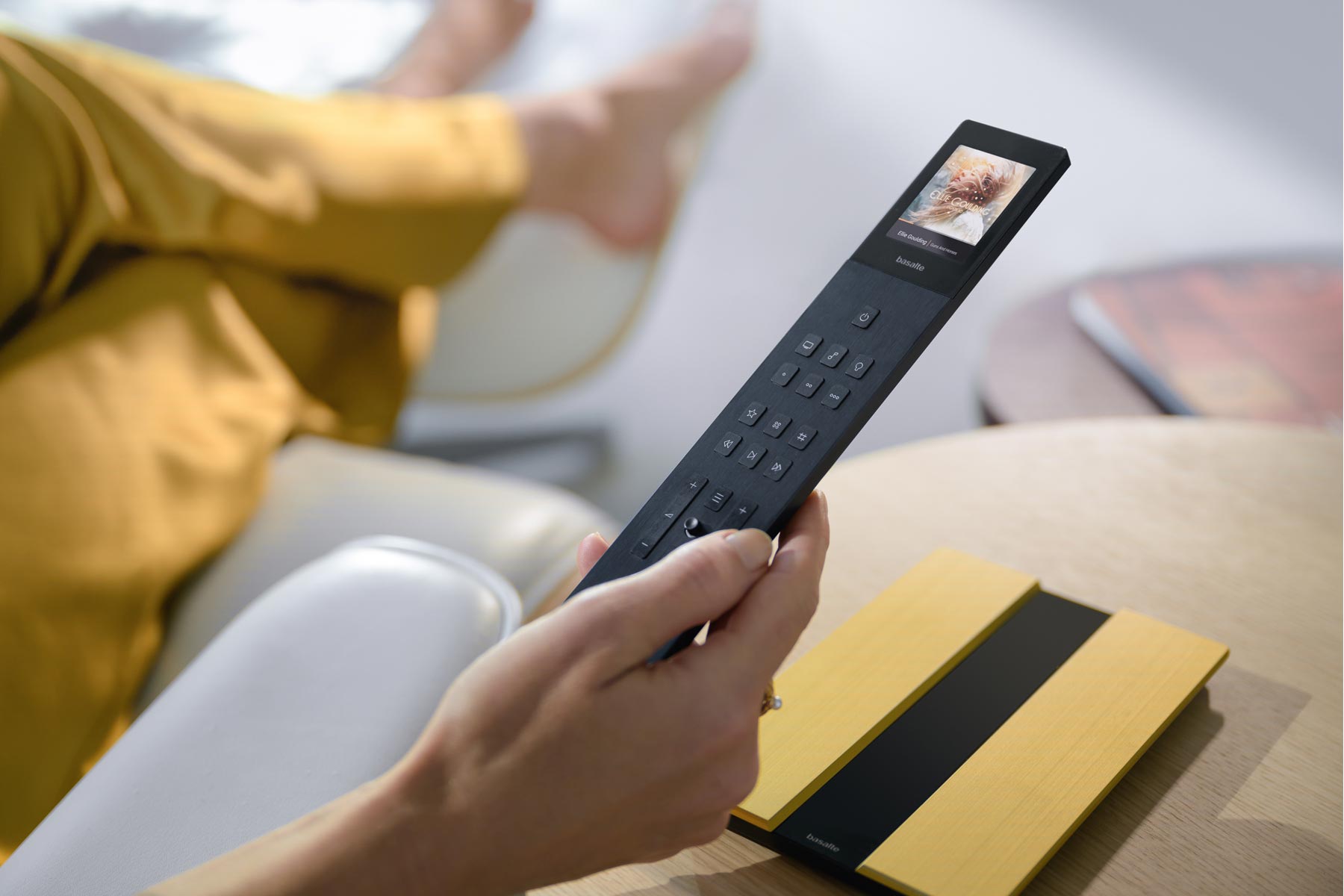 Basalte Miro Design-Fernbedienung – Smart Home Würzburg